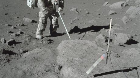 Согласование, Зарядка и Хаос на Лунной Поверхности