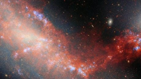 Две галактики объединяются и создают новые звёзды