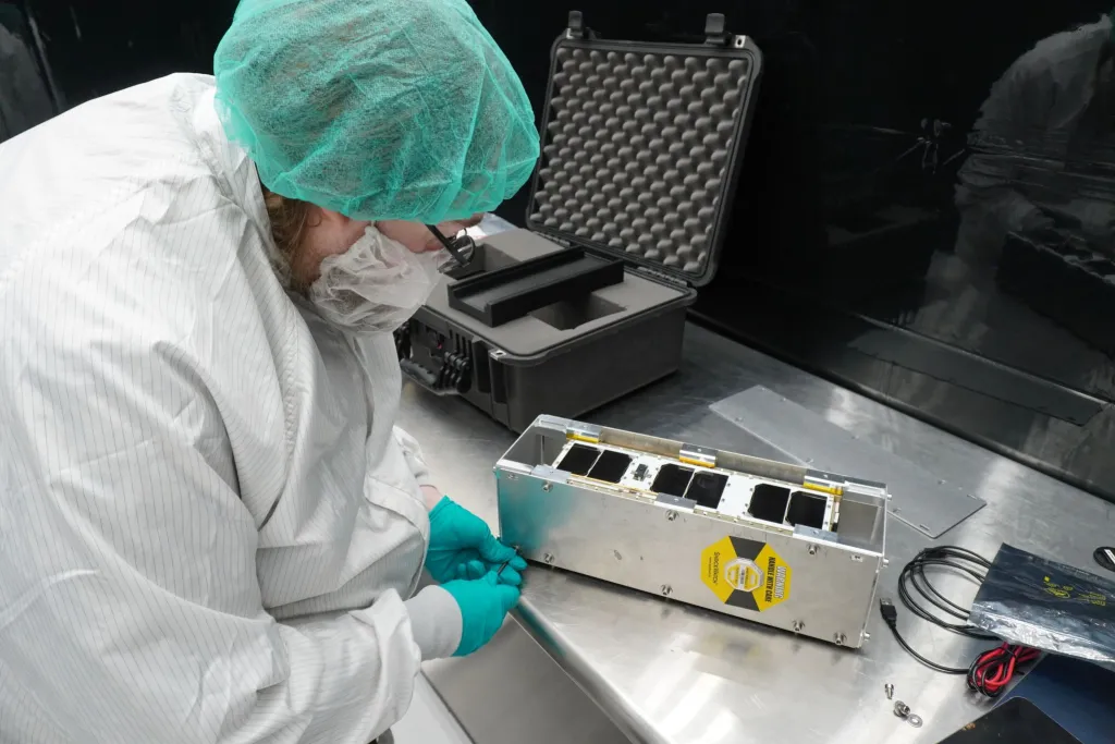 CubeSat SNAPPY отправляется в космос для тестирования нейтринных детекторов