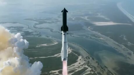 Следующий поколение Starship от SpaceX успешно прошел первый тестовый полет, несмотря на сложности