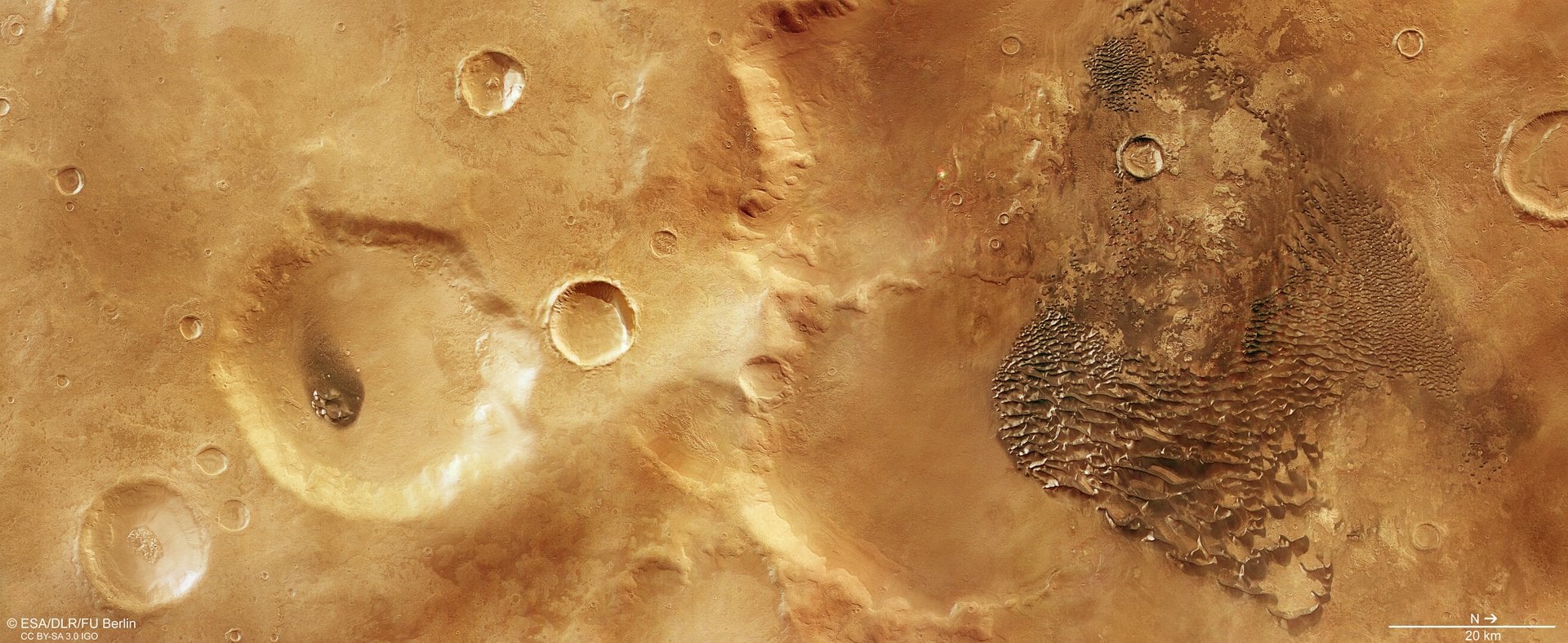 «Mars Express зафиксировал ‘металлические’ волны, катящиеся по древнему кратеру Марса»